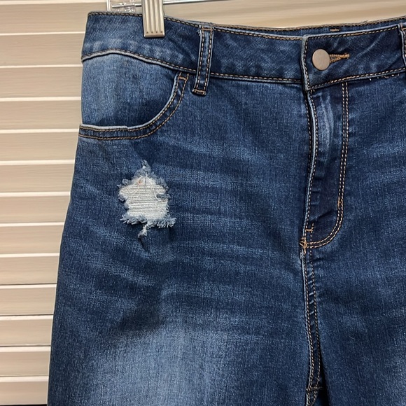 Versona Modern Distressed Jeans in Medium Wash, Size 10 - Picture 4 of 17